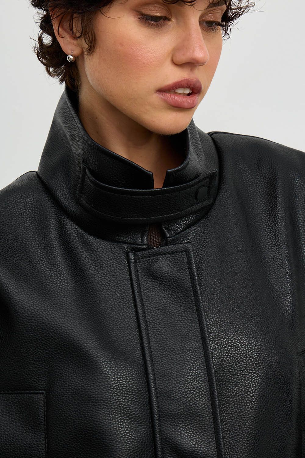 Куртка в минималистичном стиле из экокожи черного цвета