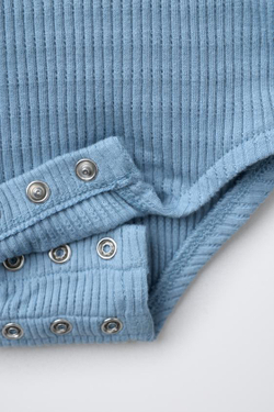 ZARA КОМПЛЕКТ ИЗ БОДИ И ЛЕГИНСОВ С КРУЖЕВОМ, ВЫЦВЕТШИЙ СИНИЙ