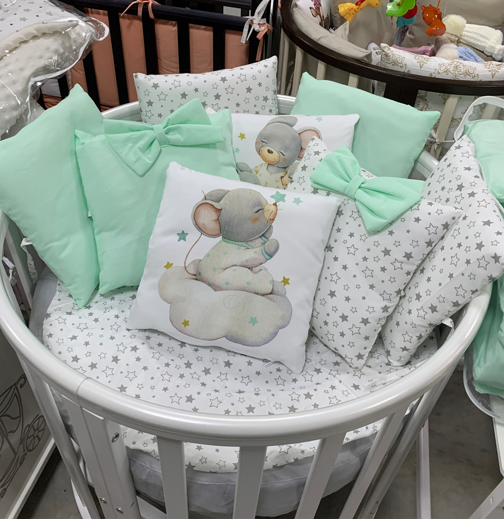 Комплект в кроватку 18 предметов "Семейные мышки", зеленый сатин