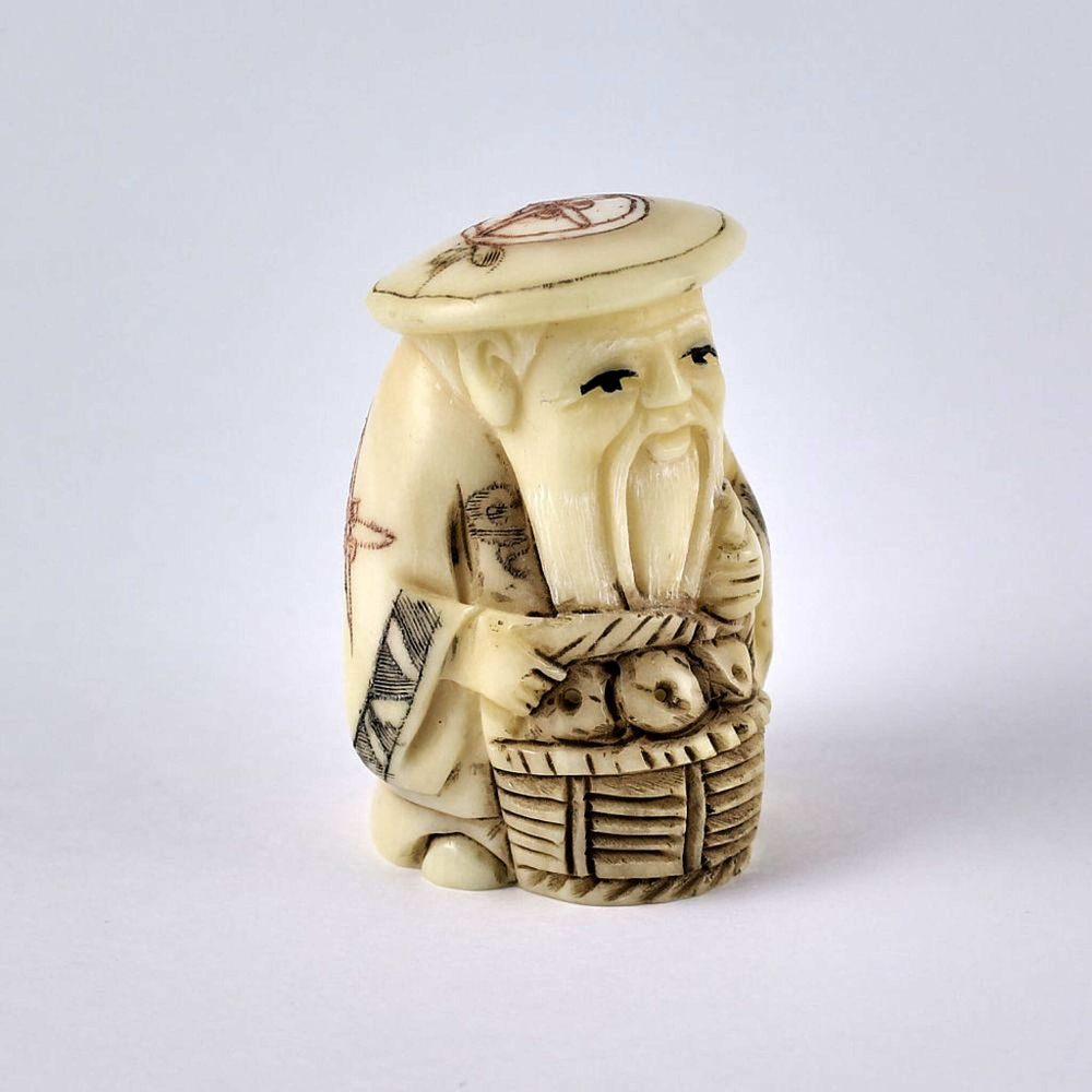 Нэцкэ Монах в круглой шляпе с корзиной рыбы