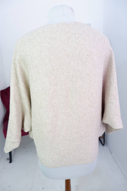 Джемпер свободного кроя с рукавом летучая мышь и красивой фактурой 48-50 размер