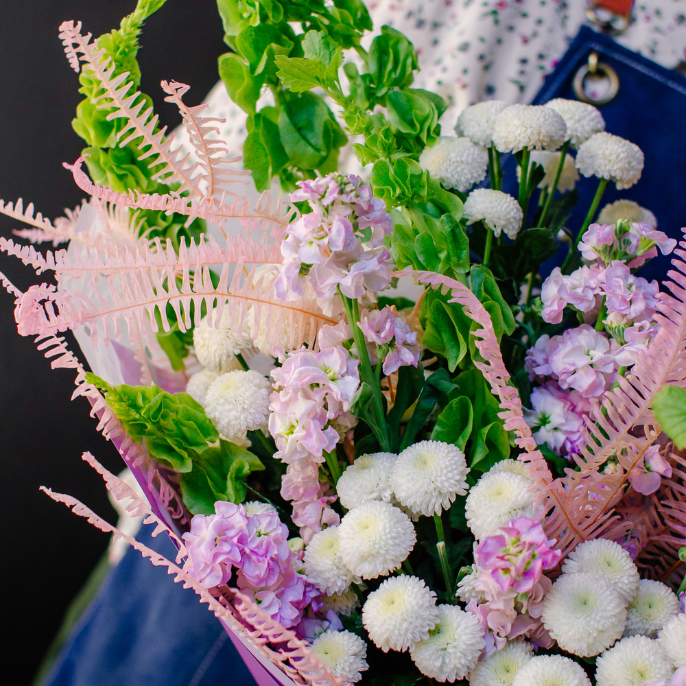 1. Ароматный сборный букет с маттиолой