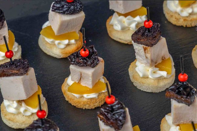 Канапе с куриным филе и черносливом, 20 шт.