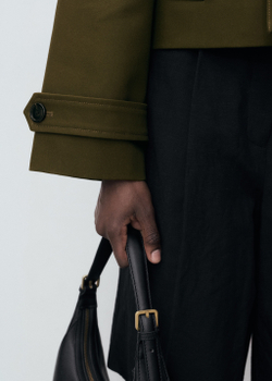 Короткий тренч оверсайз с двубортной застежкой на пуговицы