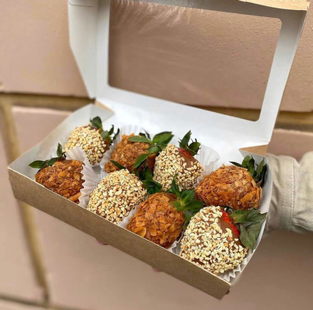 Коробочка из 8 клубник в шоколаде