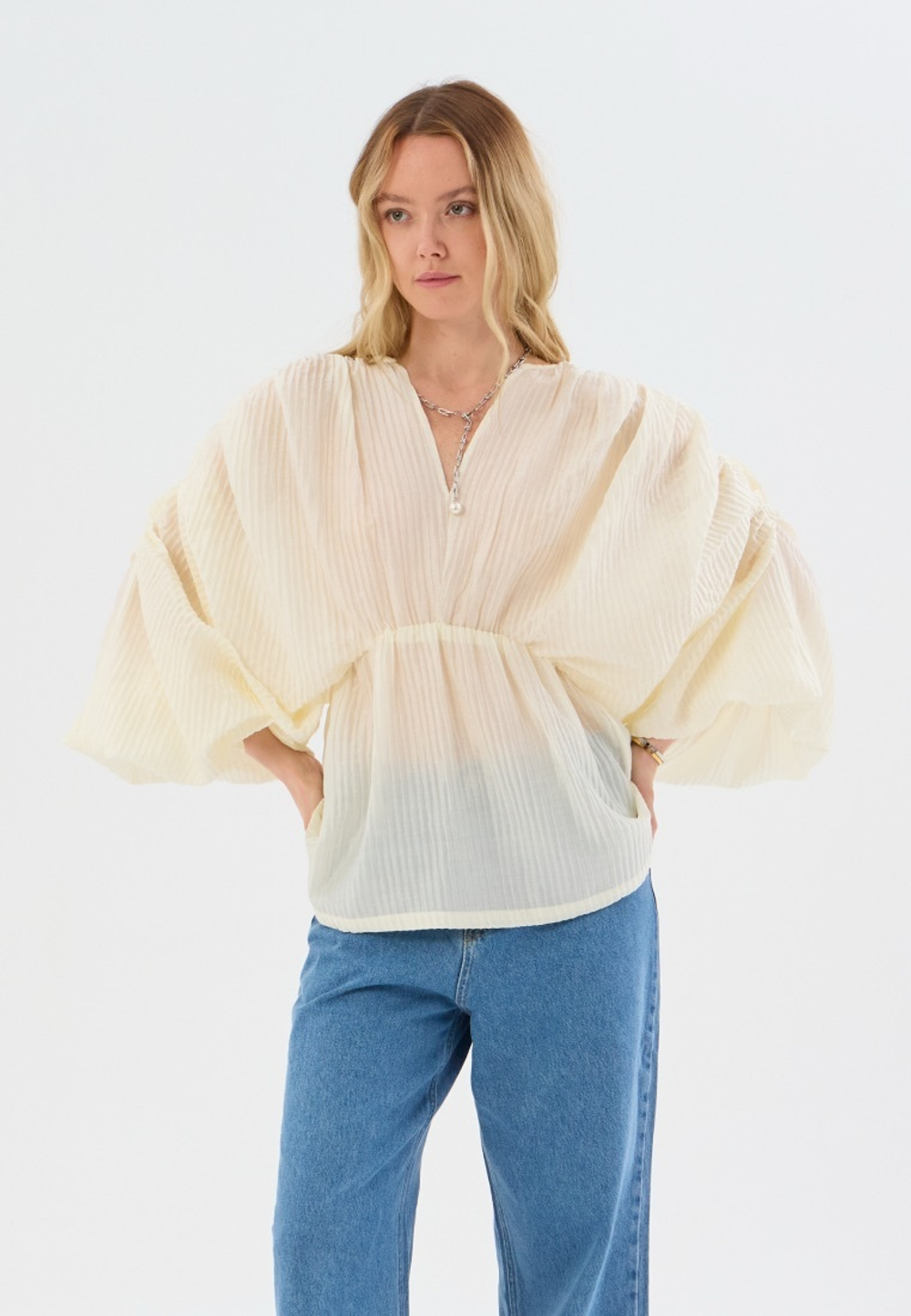 Топ из жатки с объемными рукавами молочный