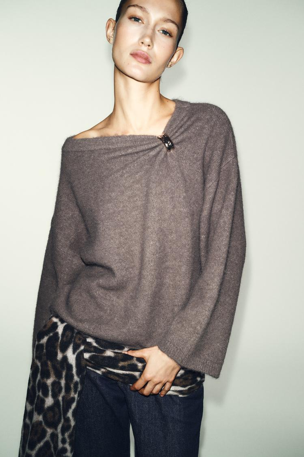 ZARA ДЖЕМПЕР С БРОШЬЮ, СЕРОВАТО-КОРИЧНЕВЫЙ