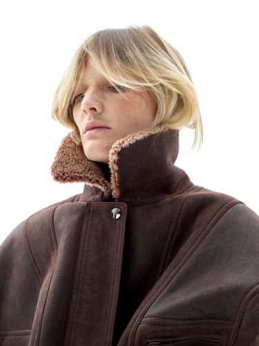 Коричневая кожаная оверсайз дубленка с отложным воротником