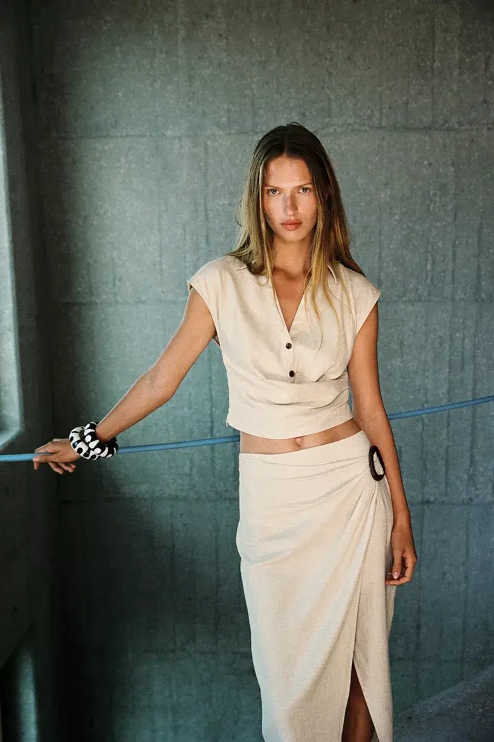 ZARA ТОП ИЗ СМЕСОВОГО ЛЬНА СО СБОРКАМИ, СВЕТЛО-БЕЖЕВЫЙ