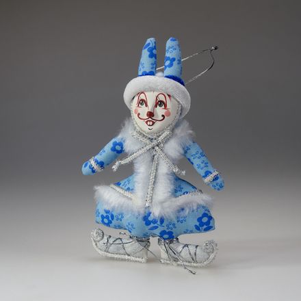 Ёлочная игрушка Крольчиха Снегурочка на коньках