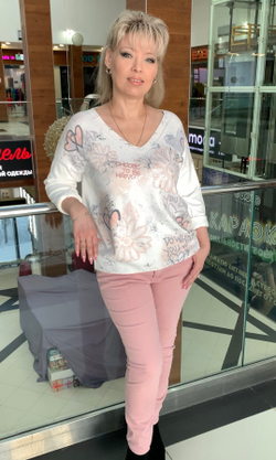 Белый итальянский джемпер-блузон с розовым принтом