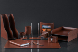 На фото набор на стол руководителя 70719 14 предметов кожа LUX Full Grain цвет "TAN".