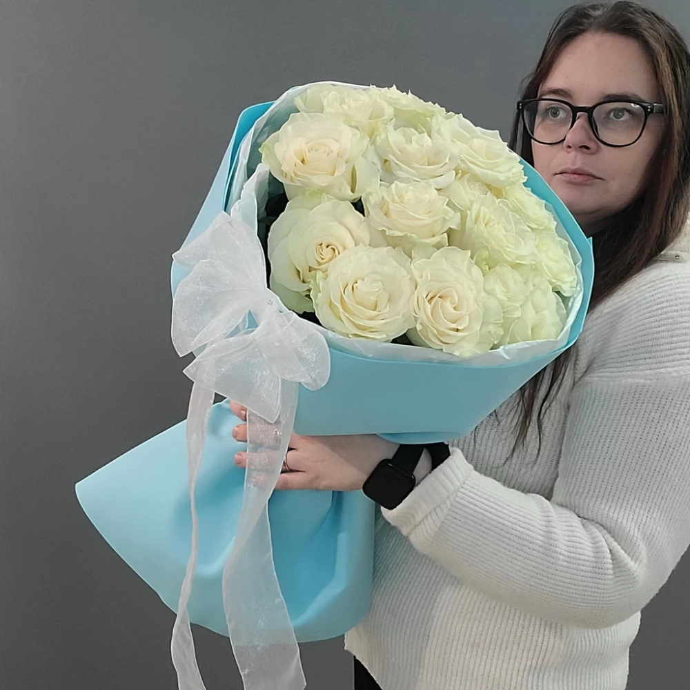 Букет из роз сорта Мондиаль в нежно-голубой упаковке
