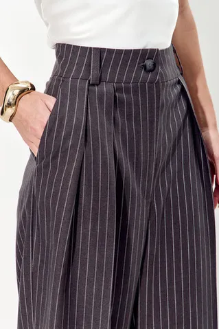 Брюки палаццо свободные с защипами темно-серого цвета в полоску