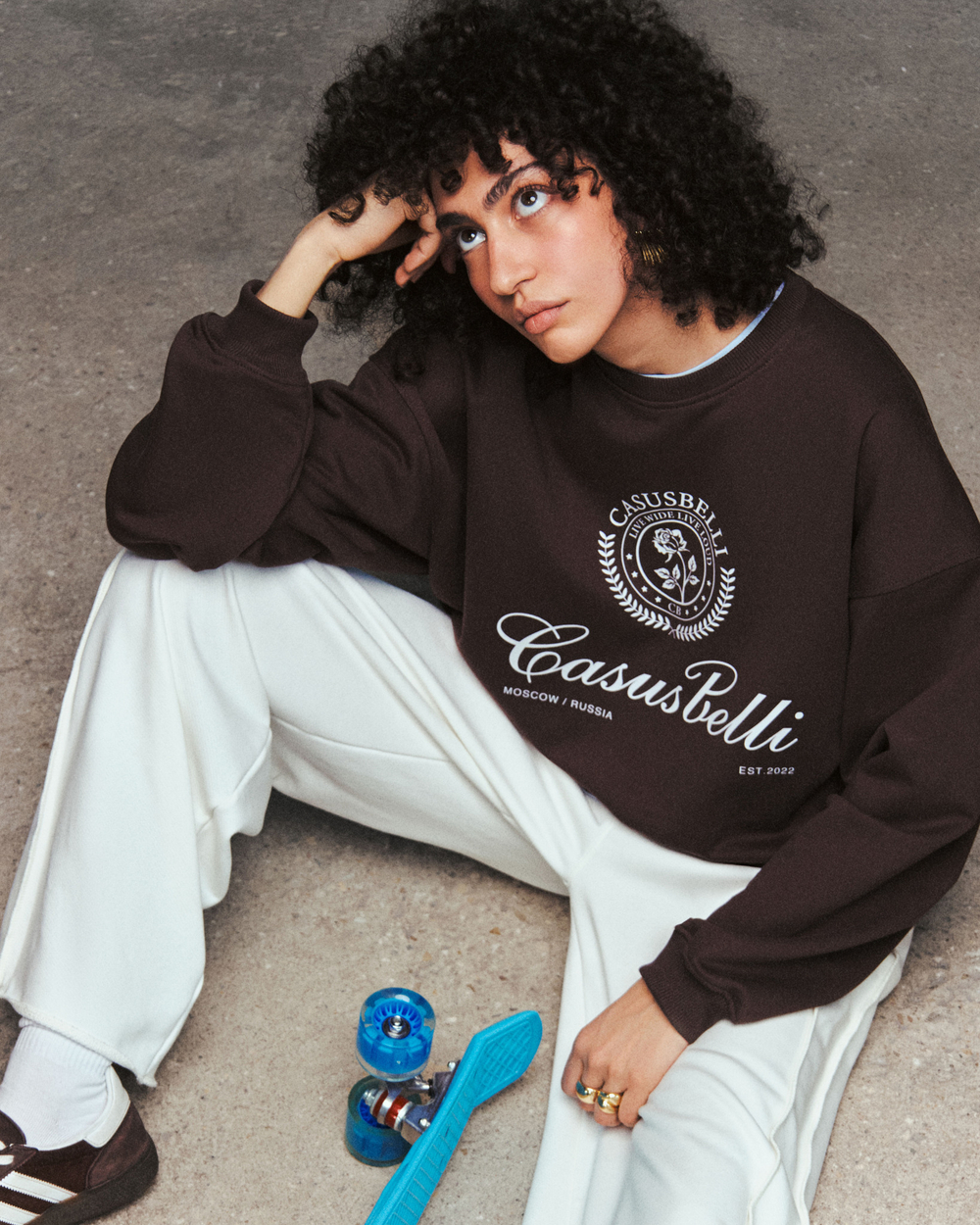 Свитшот Live Loud коричневый