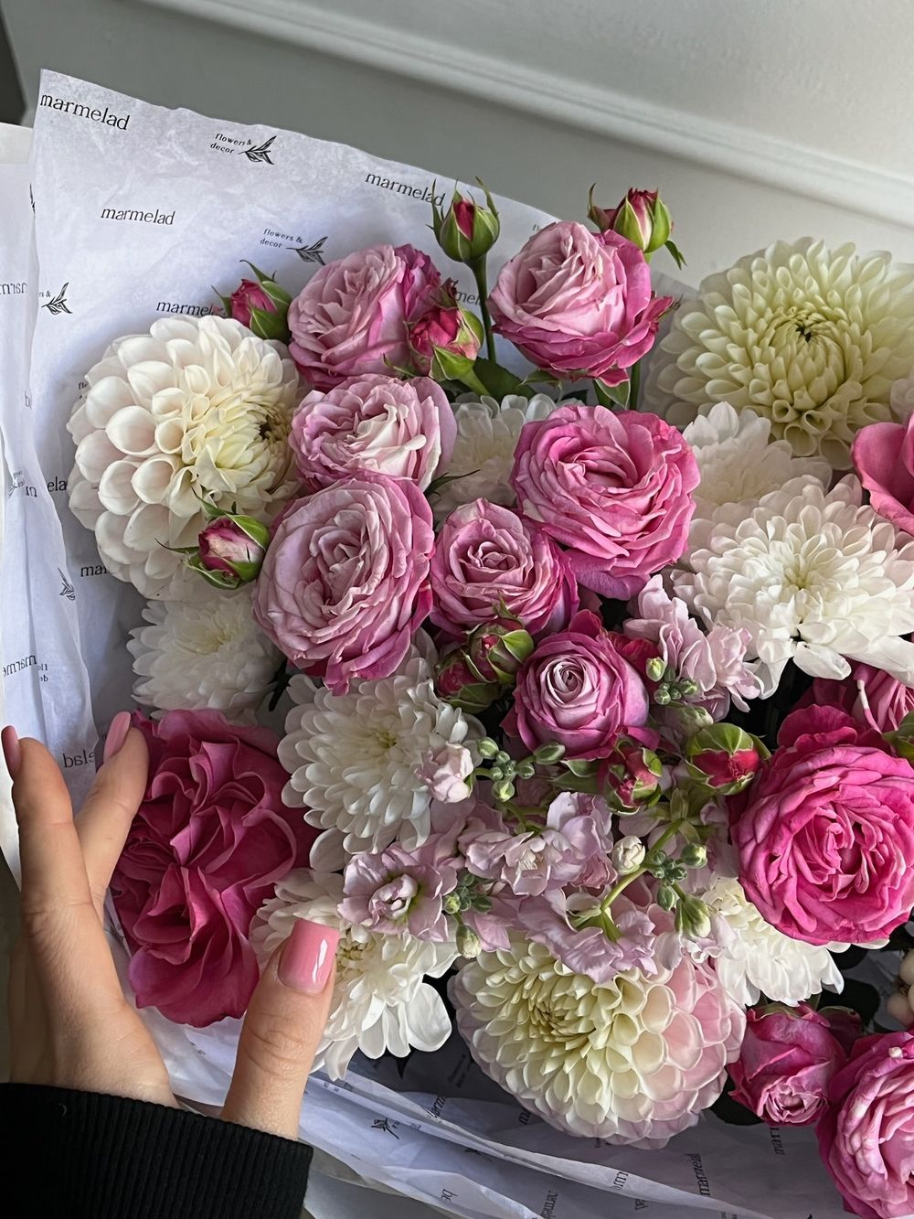 Букет из кустовых пионовидных роз, георгин, маттиолы и хризантемы