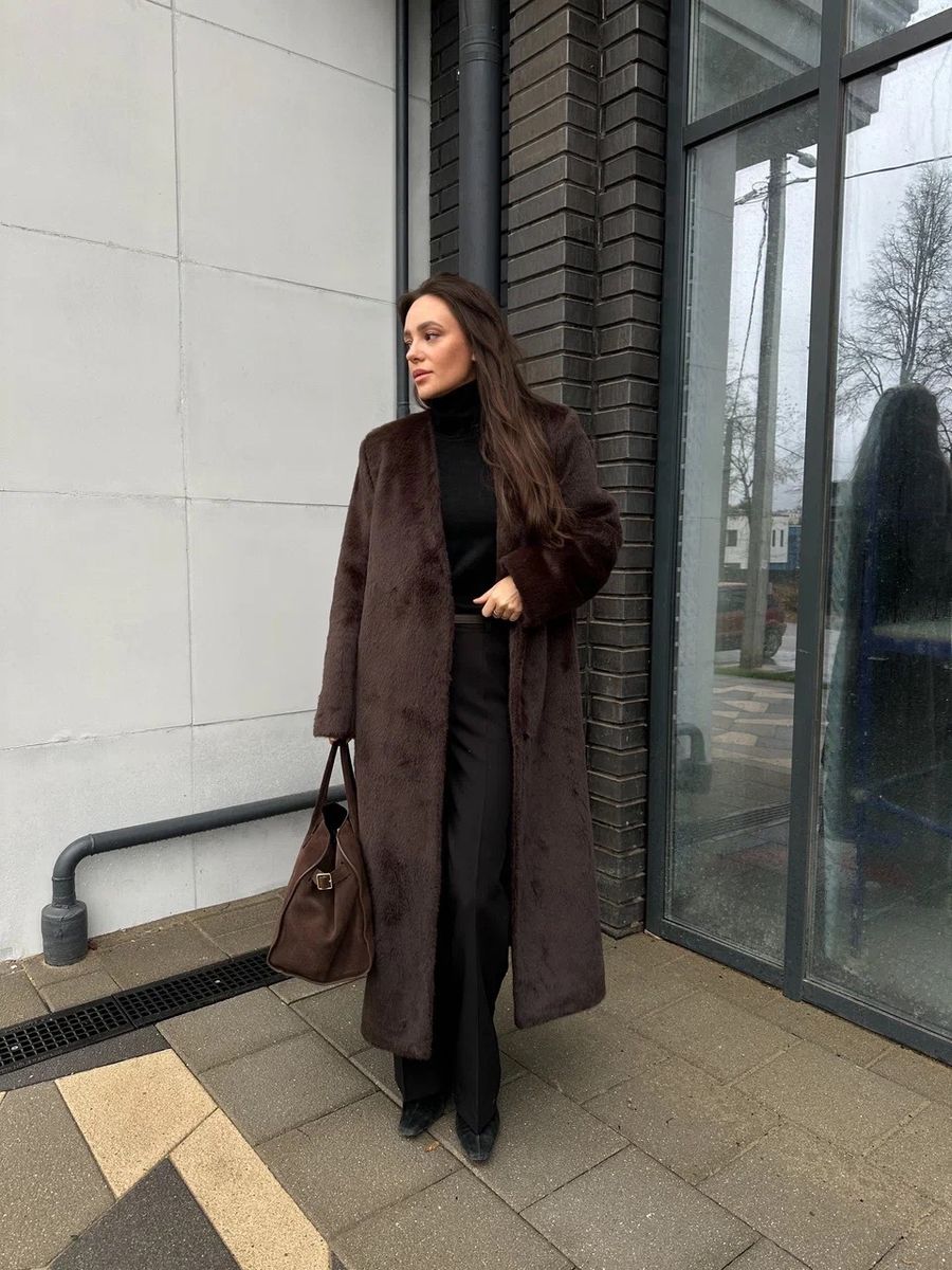 Пальто из эко-меха макси коричневое