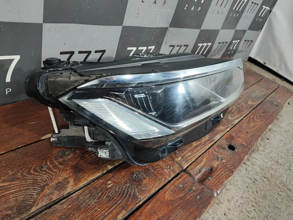 Фара правая LED Volkswagen Touareg 3 Оригинал целая 761941036B