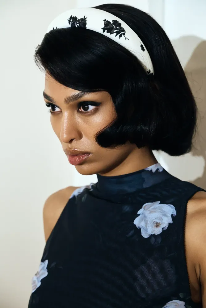 Noelia, ободок широкий из молочного крепдешина с цветочным принтом