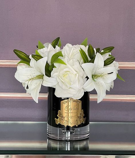 Лилии и розы цвета слоновая кость в черной вазе, Cote Noire