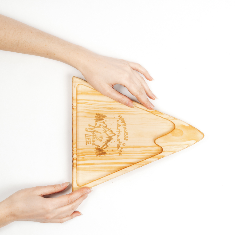 Деревянная менажница "горы" из кедра для подачи блюд и закусок с гравировкой "HAPPINESS is not a destination, it is a Method of life"