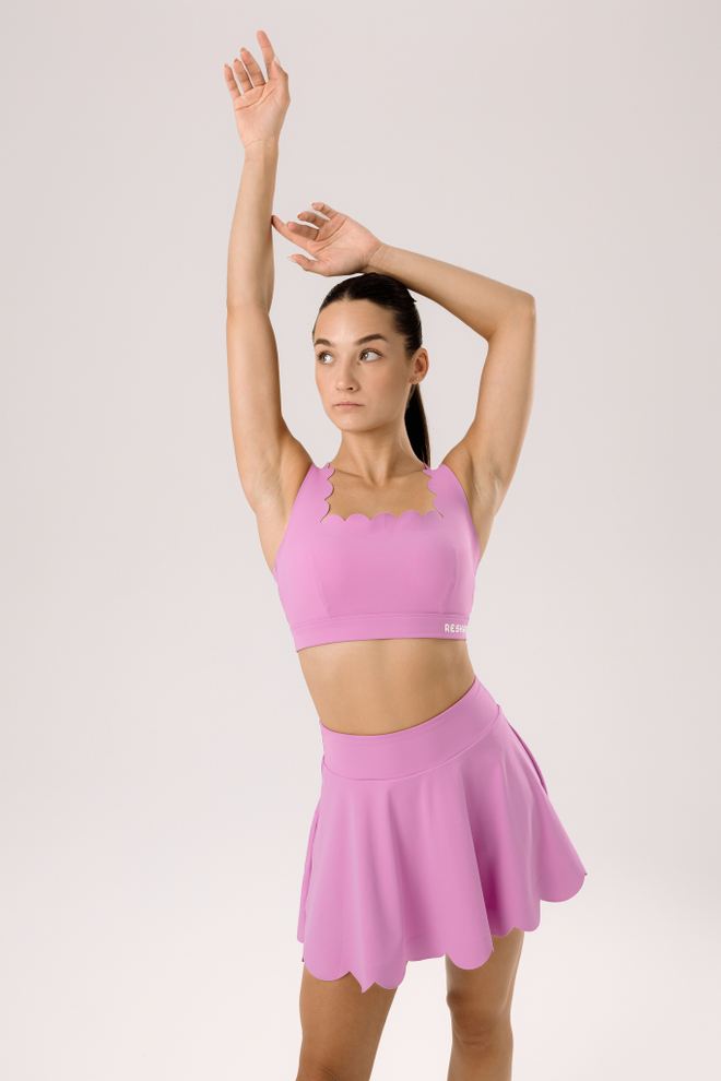 Костюм с юбкой-шортами и топом с волнообразными краями