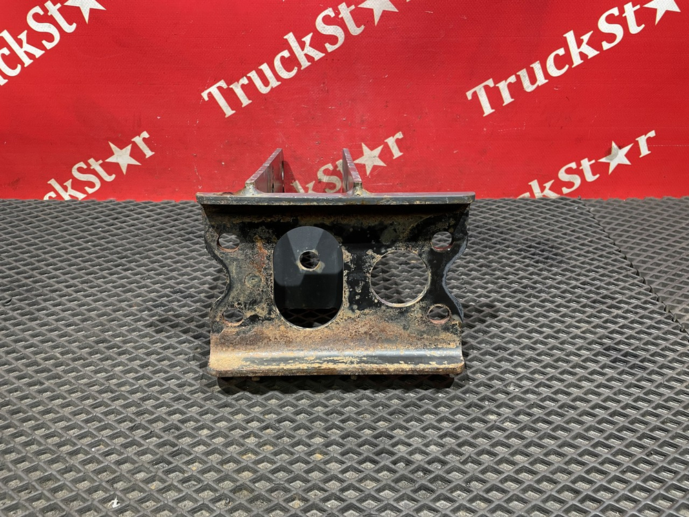 Кронштейн усилителя бампера правый 2018г.