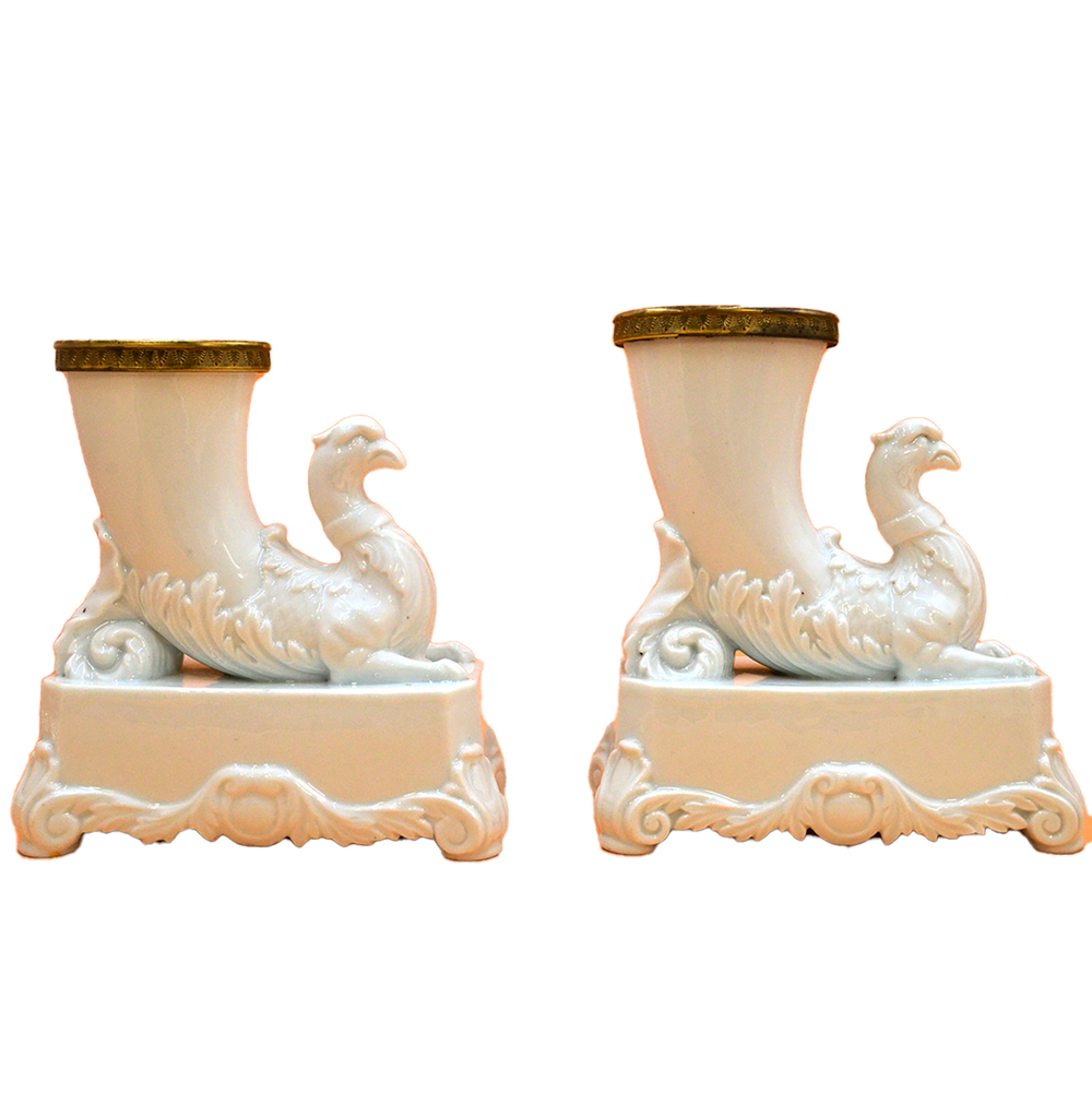 Пара фарфоровых ваз в форме ритона на постаменте. Фарфор, бронза. Франция. XIX в.