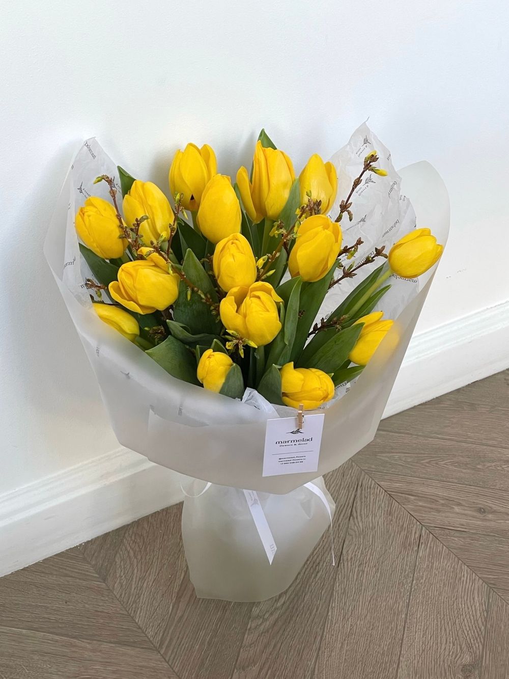 Букет из 15 желтых тюльпанов и форзиции