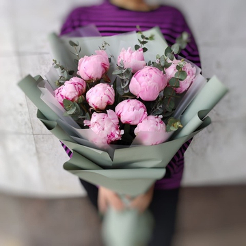 9 пионов "Сара Бернар" с эвалиптом