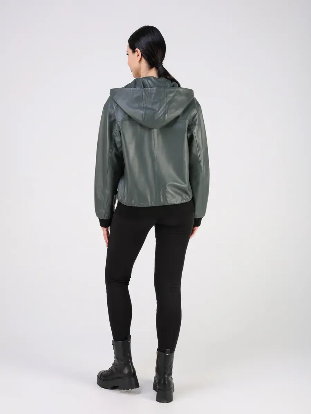 Кожаная куртка демисезонная с капюшоном