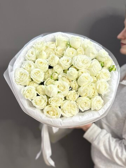 Монобукет с кустовыми пионовидными розами сорта "Мисс Бомбастик"