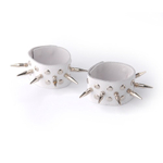 Белые кожаные напульсники с шипами и заклепками (Цвет: белый)