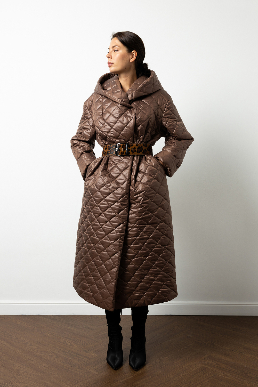 Пальто стеганное с глубоким капюшоном в шоколадном оттенке