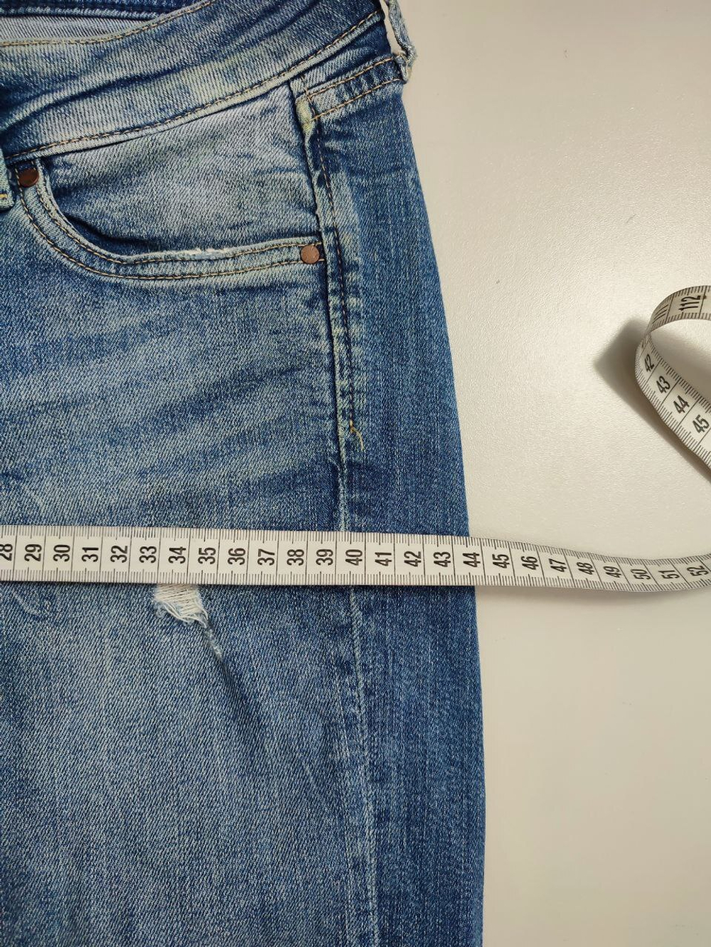 Джинсы с рваным эффектом 42 размер