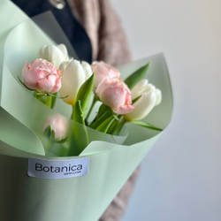 Букет из хрустящих белых тюльпанов и кустовой пионовидной розы «Бомбастик»