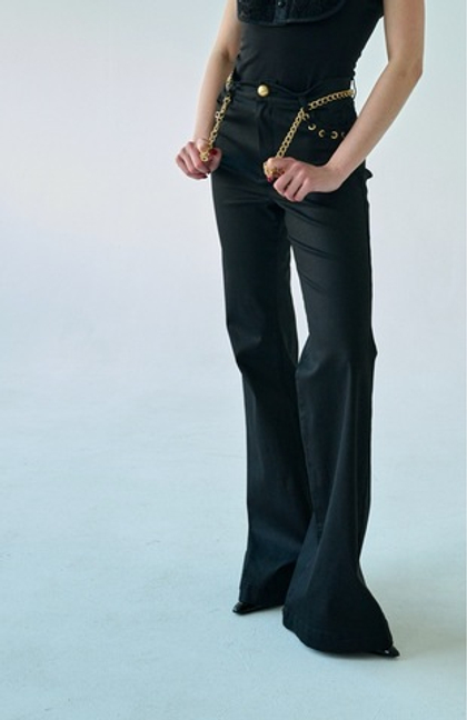 Джинсы стрейчевые с высокой посадкой , моделирующие фигуру с легким глянцевым напылением