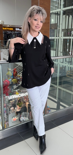 Черный с белым воротником нарядный блузон