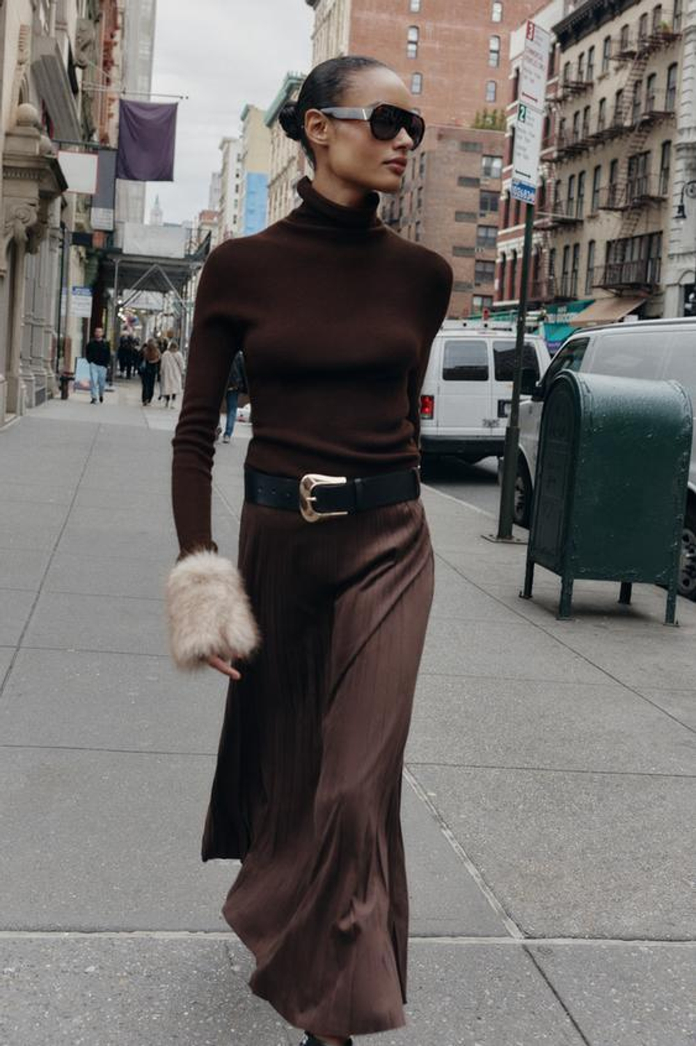 ZARA ПЛИССИРОВАННАЯ ЮБКА МИДИ ИЗ ИСКУССТВЕННОЙ ЗАМШИ С РЕМНЕМ, ТЕМНО-КОРИЧНЕВЫЙ