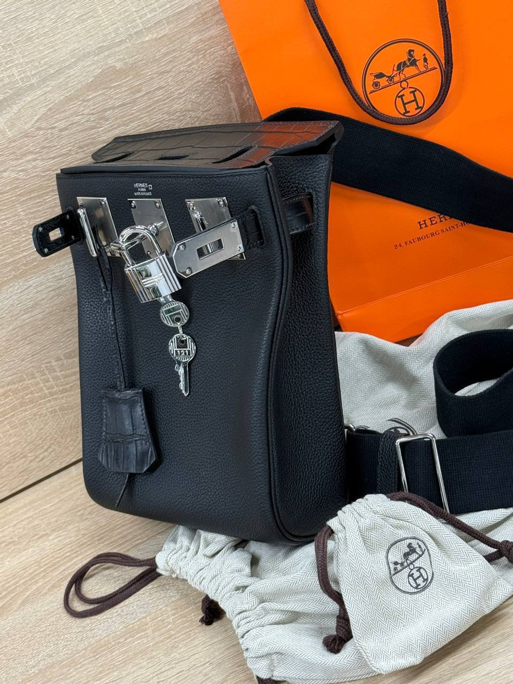 Сумка-мессенджер из кожи крокодила Hermes