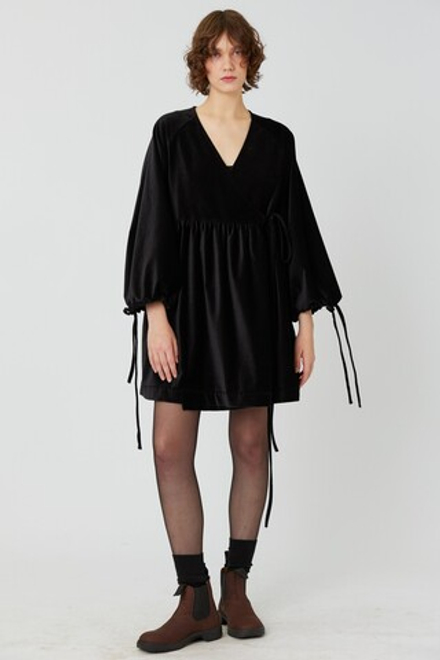 Платье на запах с широкими рукавами длины мини из чёрного бархата