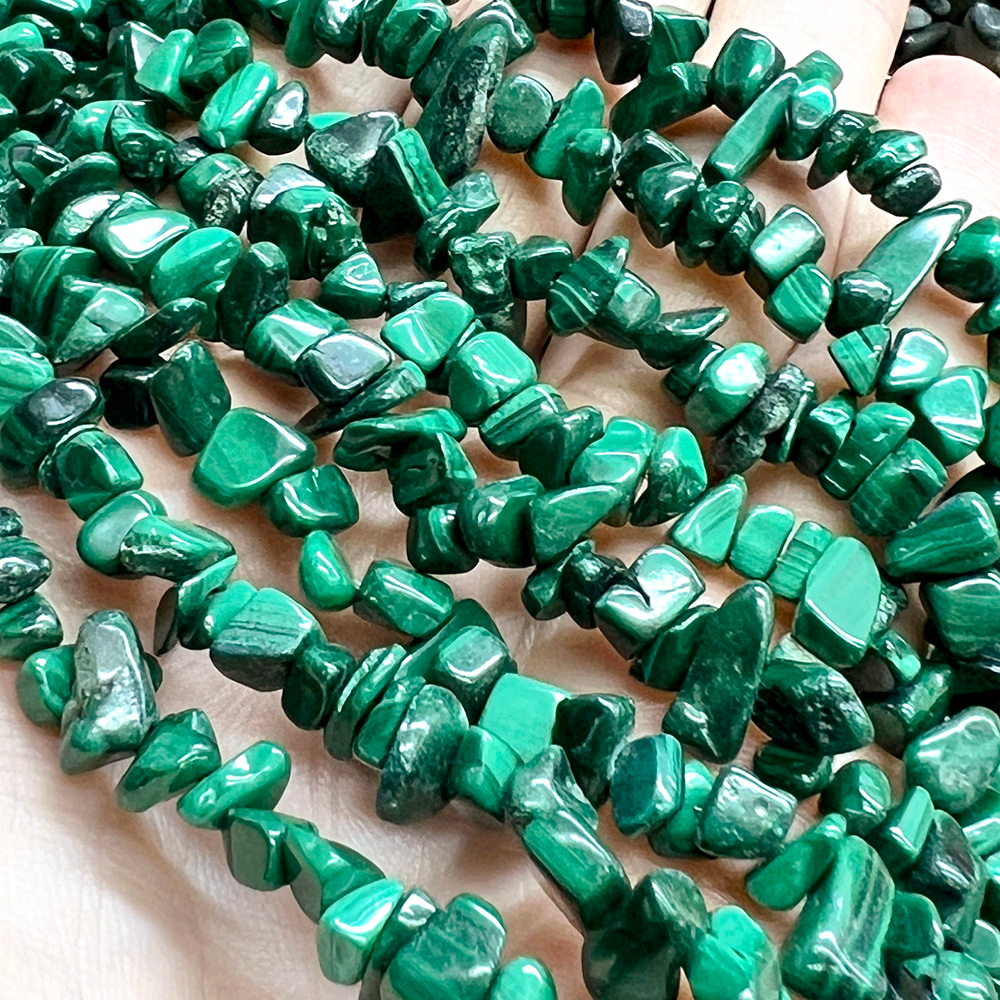 Малахит натуральный бусины крошка 5-8 мм, на нитке 80 см