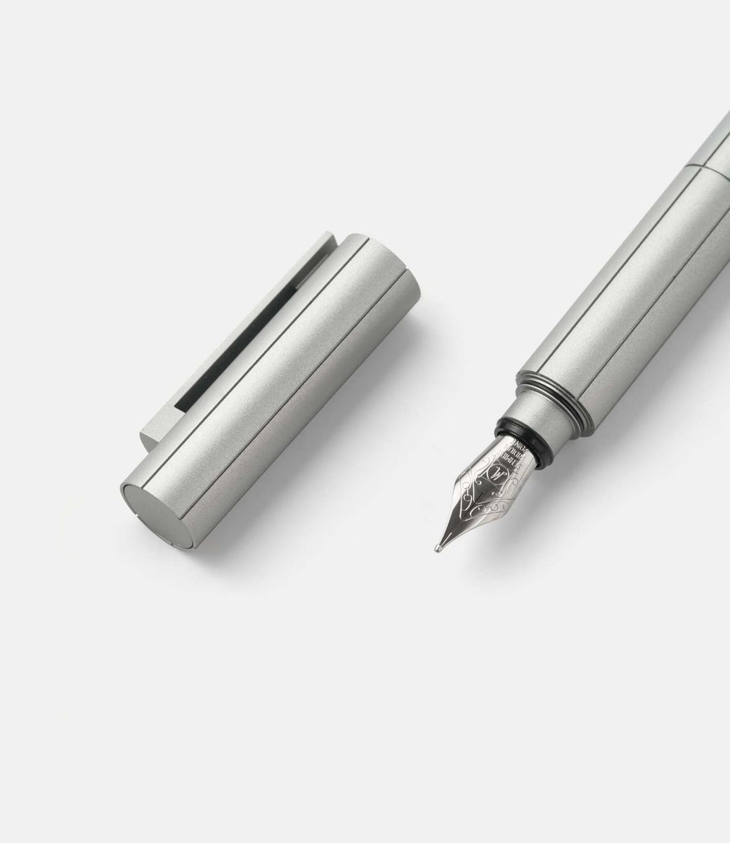 22 studio Seam Fountain Pen Anodized Grey — перьевая ручка из алюминия