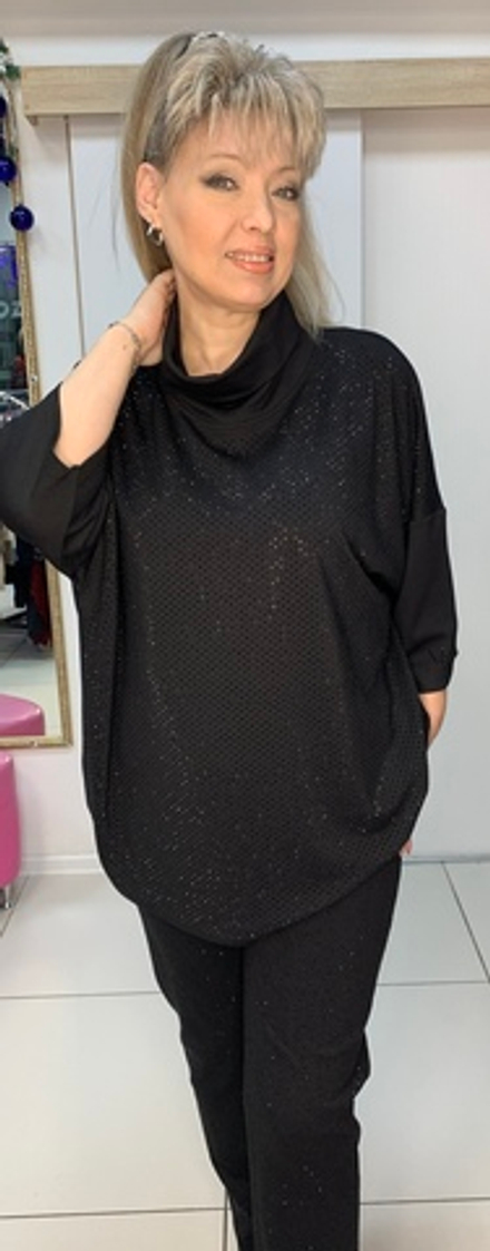 Нарядный джемпер-туника со стразовым принтом и хомутом