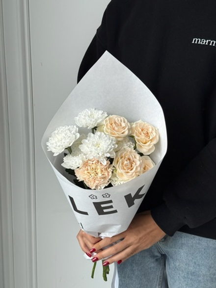 Кулек из хризантемы, кустовой пионовидной розы