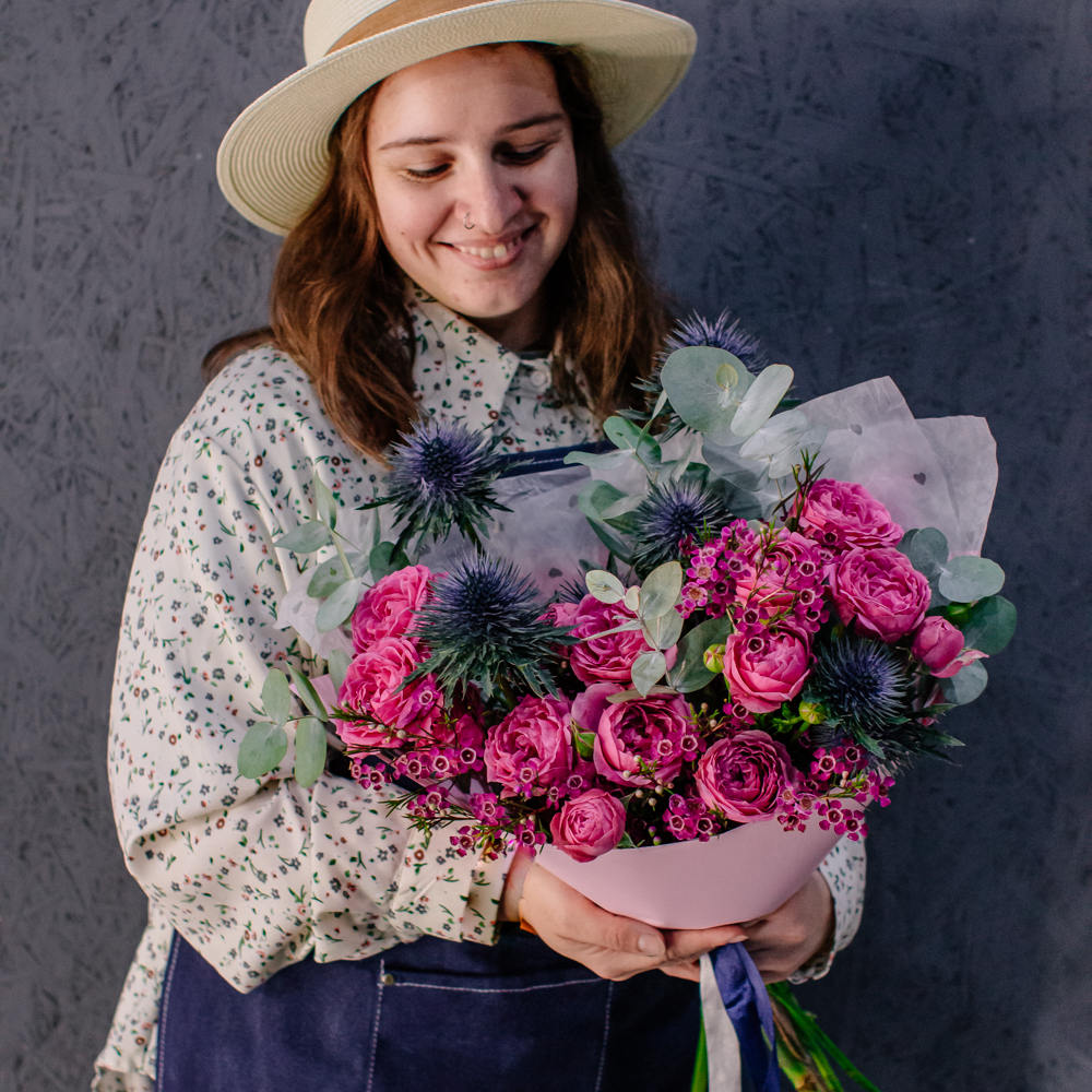 67. Яркий дизайнерский букет с розами и эрингиумом