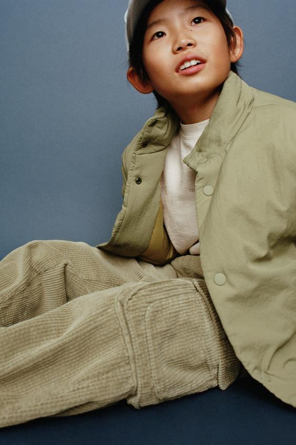 ZARA ЛОНГСЛИВ С ВЫШИТОЙ НАДПИСЬЮ, ЖЕЛТОВАТО-БЕЛЫЙ