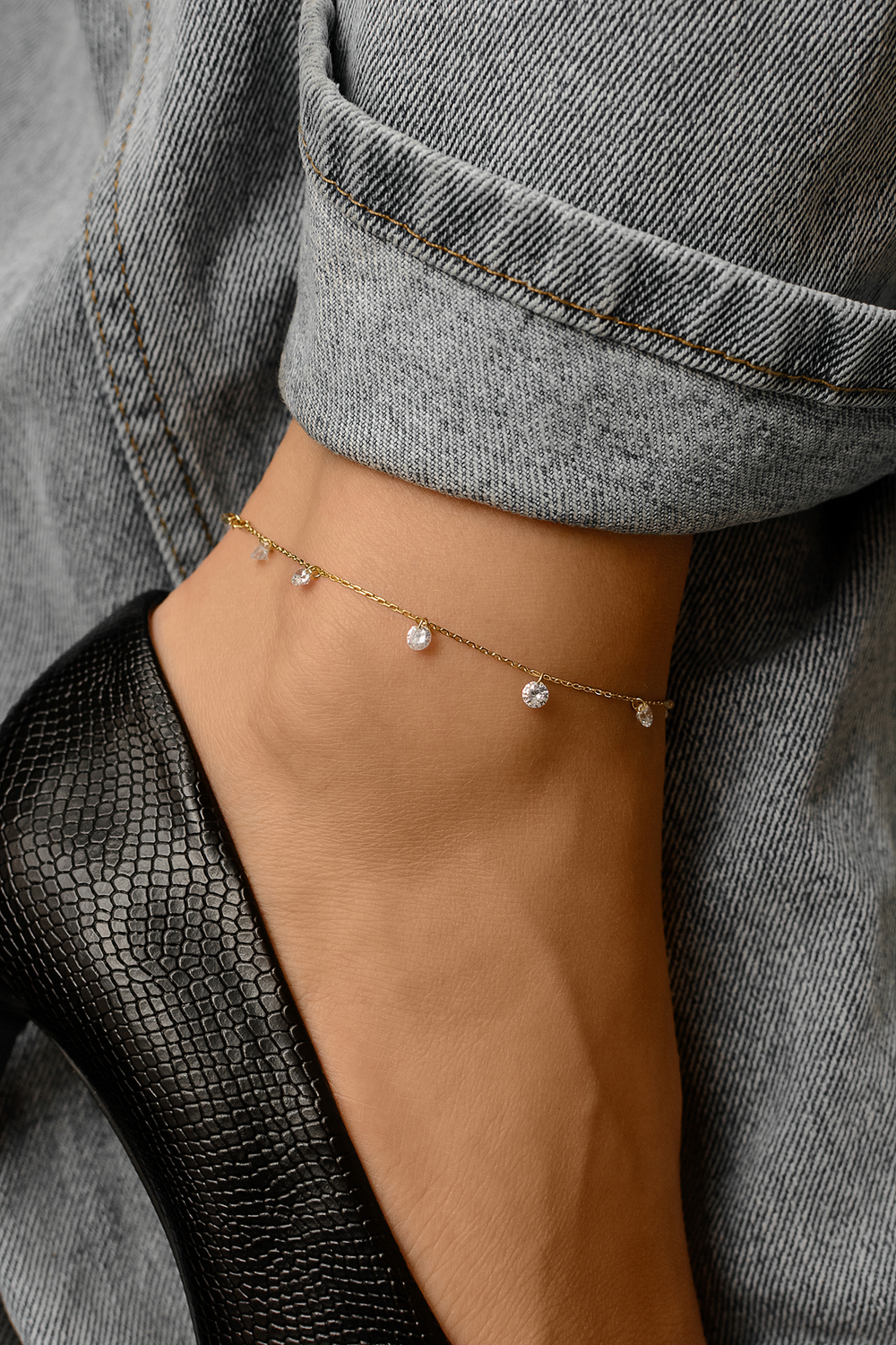 Браслет на ногу из золоченого серебра с открытыми фианитами