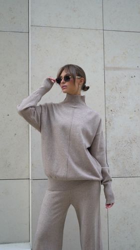 Трикотажный костюм оттенка капучино с контрастными полосами на рукавах