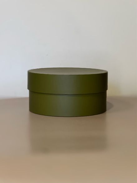 Короткая круглая коробка 16 см.  Цвет: Болотный  . Розница 300 рублей .